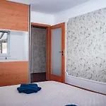דירה Contact