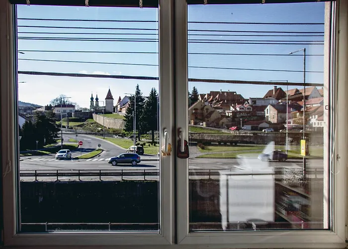 Contact * 巴尔代约夫